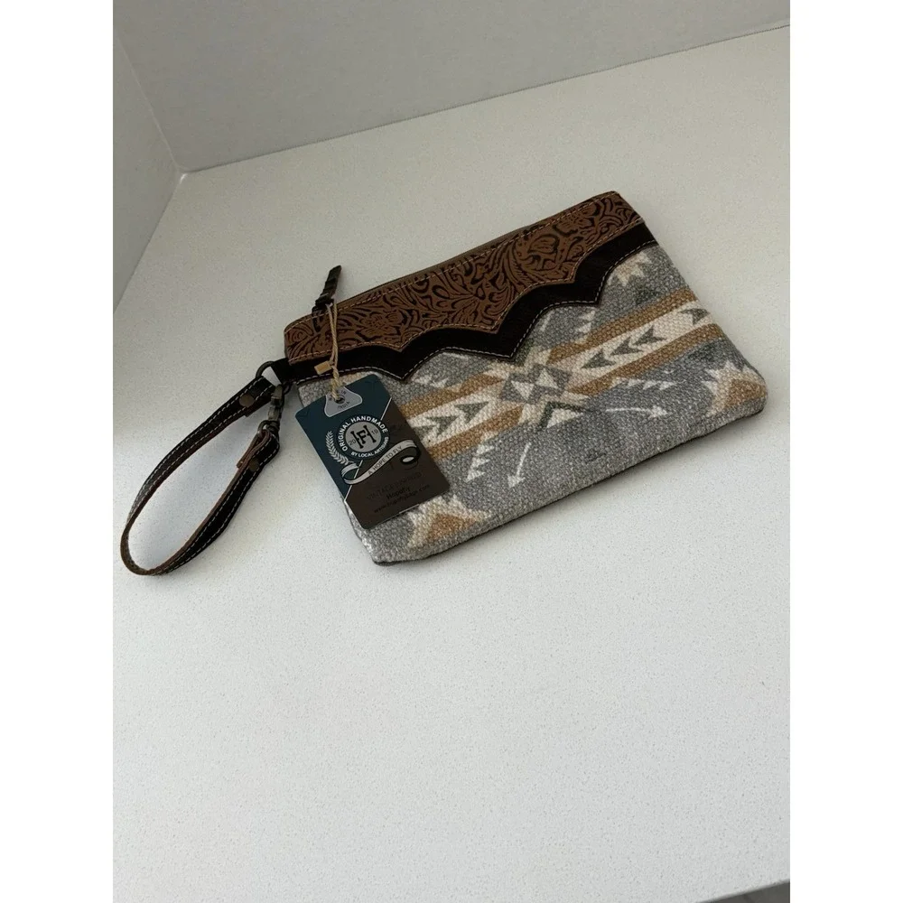 Hopofly Wristlet Bag Purse Western Tooled Leather Aztec Fabric New With Tag‎